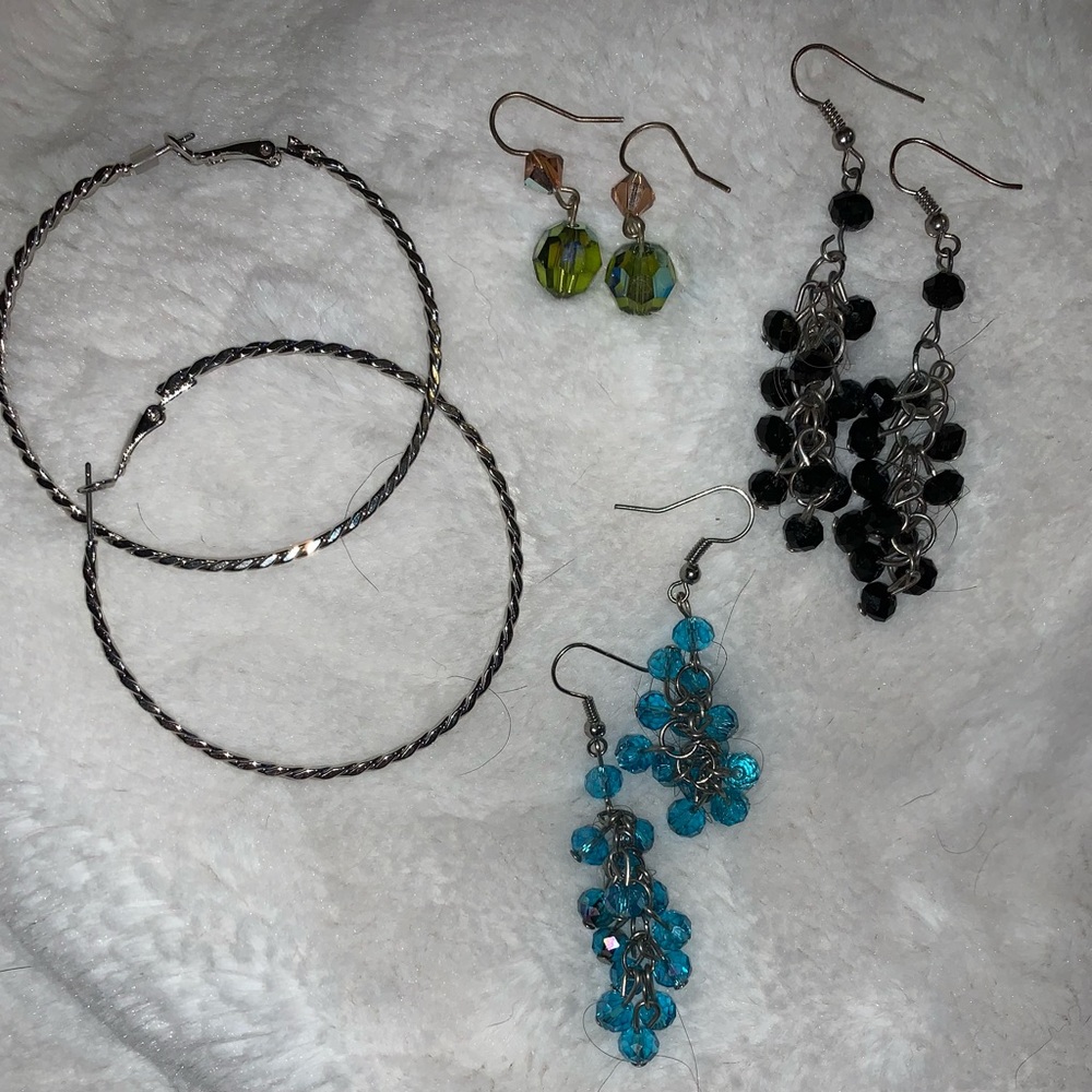 4 pairs of woman earrings